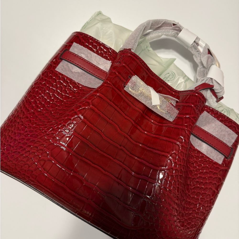 ❤️👜NWT/ MICHAEL Michael Kors Red Croc-Embossed Tote